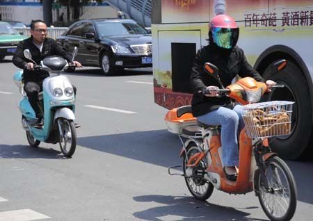 福建：共享電動車現(xiàn)身廈門(mén)街頭 沒有車牌能(néng)上(shàng)路嗎