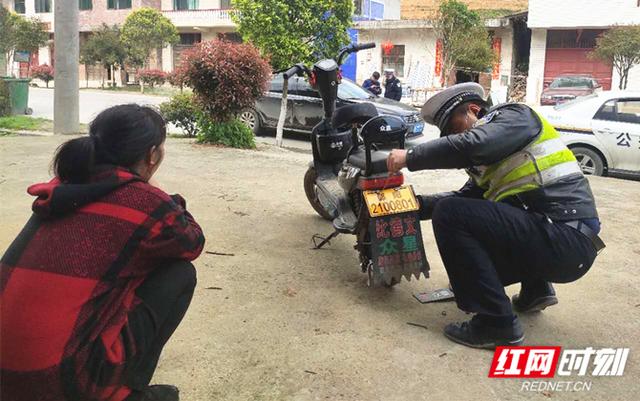 湖南：新邵交警進村入戶爲群衆電動自(zì)行車免費上(shàng)牌