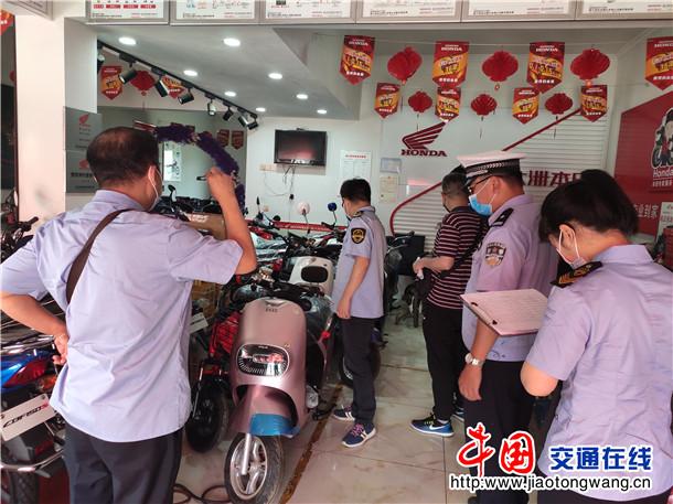 湖北：黃石西塞山交警聯合市場監管局清查電動車銷售點把好(hǎo)源頭關