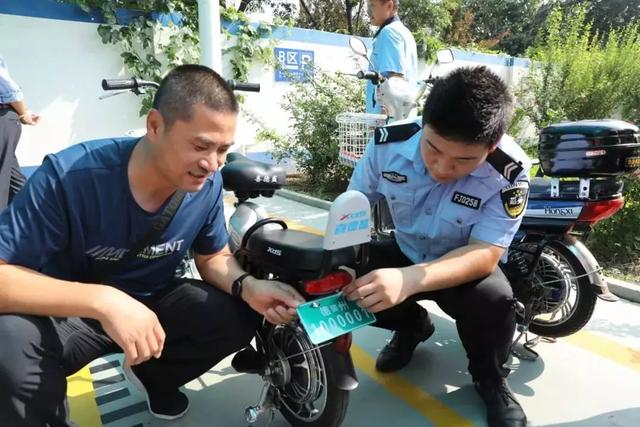 山東：招遠交警開(kāi)展電動自(zì)行車上(shàng)牌宣傳