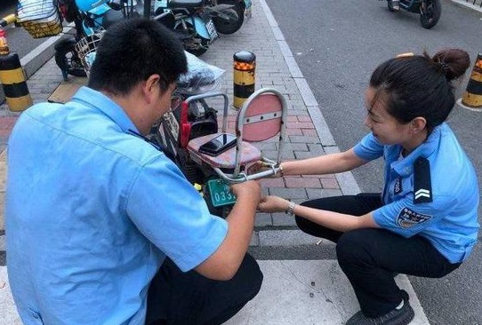 山東：淄博高(gāo)新交警上(shàng)街服務 全力推進無牌電動車“清零”