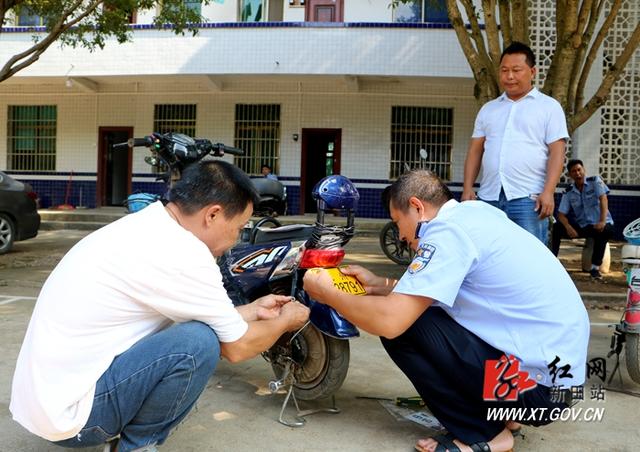 湖南：新田“流動車管所”爲電動自(zì)行車加速上(shàng)牌