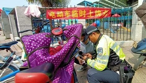 安徽：隆崗村社區(qū)開(kāi)展電動自(zì)行車上(shàng)牌進社區(qū)志願活動